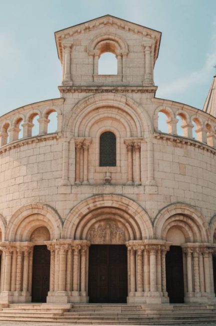 L'abbatiale Sainte-Marie de Cruas, un joyau architectural roman en Ardèche