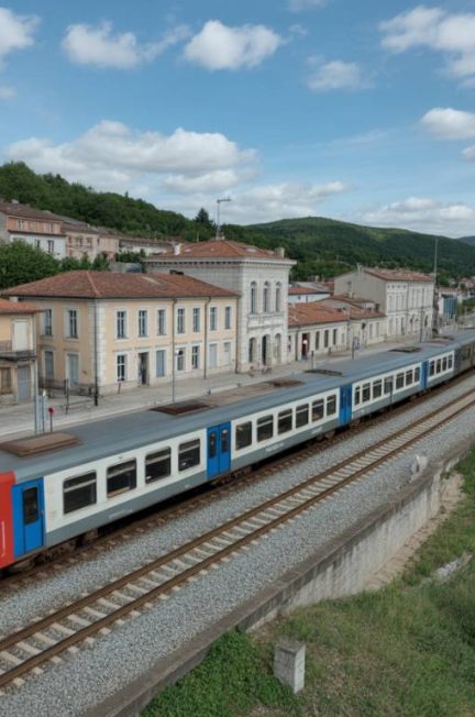 Les gares ferroviaires réhabilitées en lieux culturels ou tiers-lieux en Drôme-Ardèche : un nouveau souffle pour les territoires ruraux