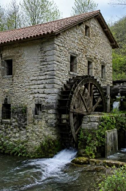 Les moulins à eau oubliés de la Drôme et de l’Ardèche : patrimoine rural, mémoire locale et pistes de valorisation