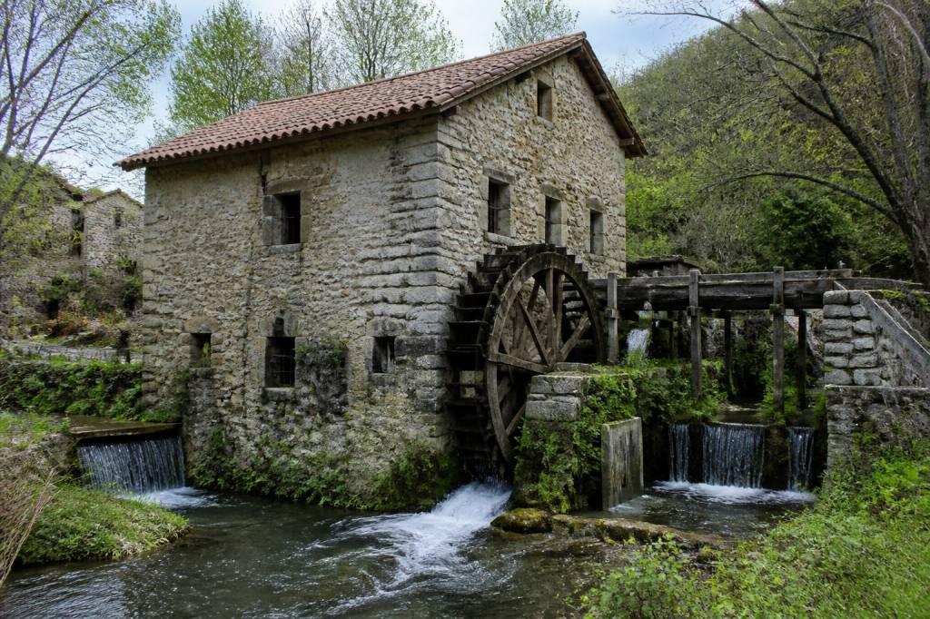 Les moulins à eau oubliés de la Drôme et de l’Ardèche : patrimoine rural, mémoire locale et pistes de valorisation